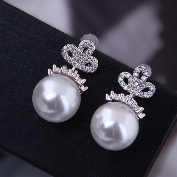 Jewelry - Silver Rhinestone and Pearl Earrings